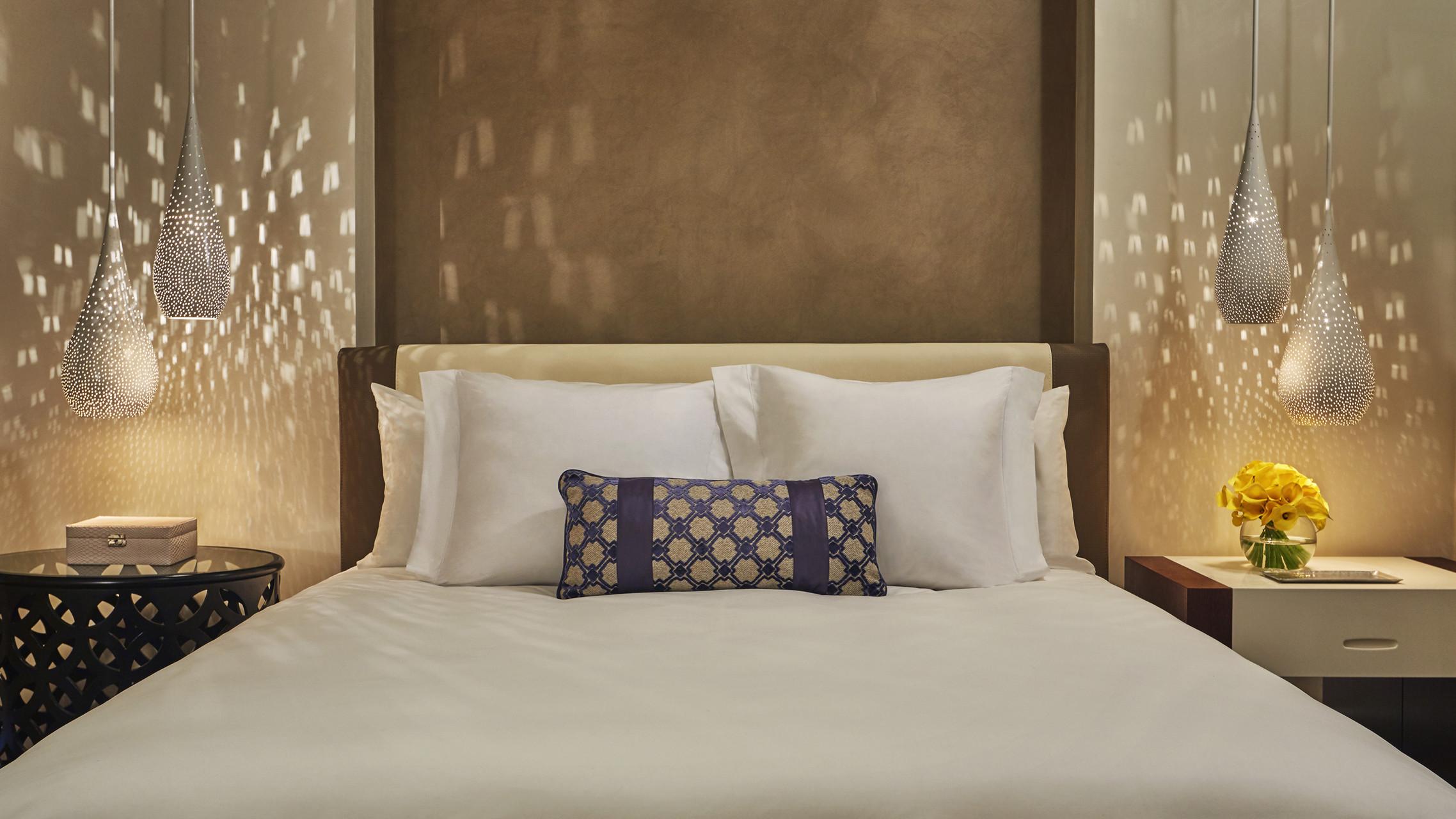 Four Seasons Hotel Касабланка Экстерьер фото A bed with a throw pillow