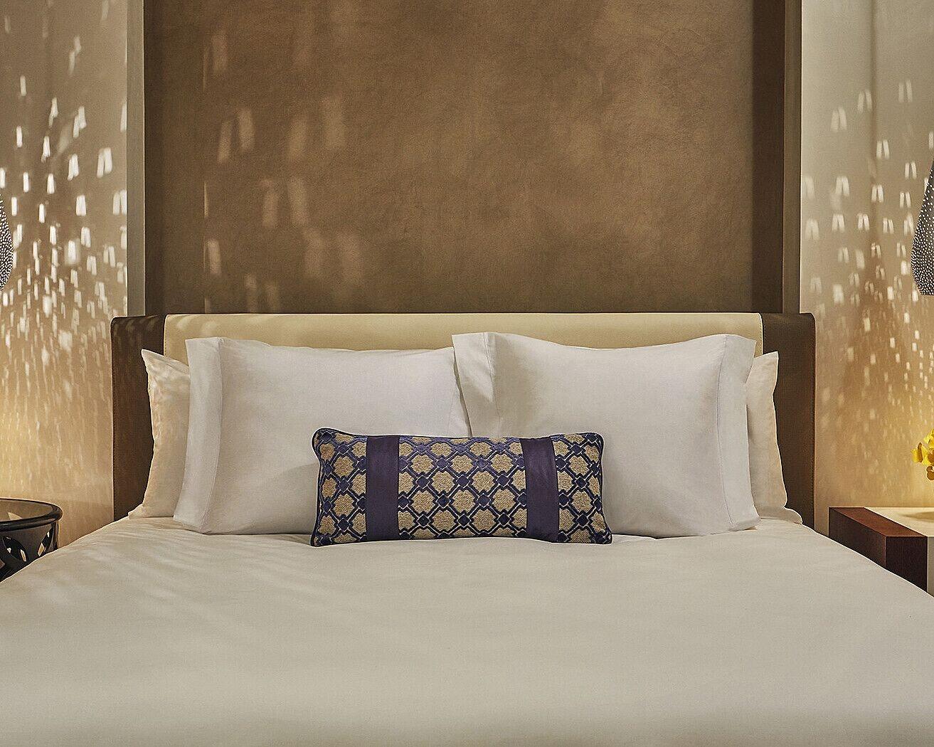 Four Seasons Hotel Касабланка Экстерьер фото A bed with two pillows