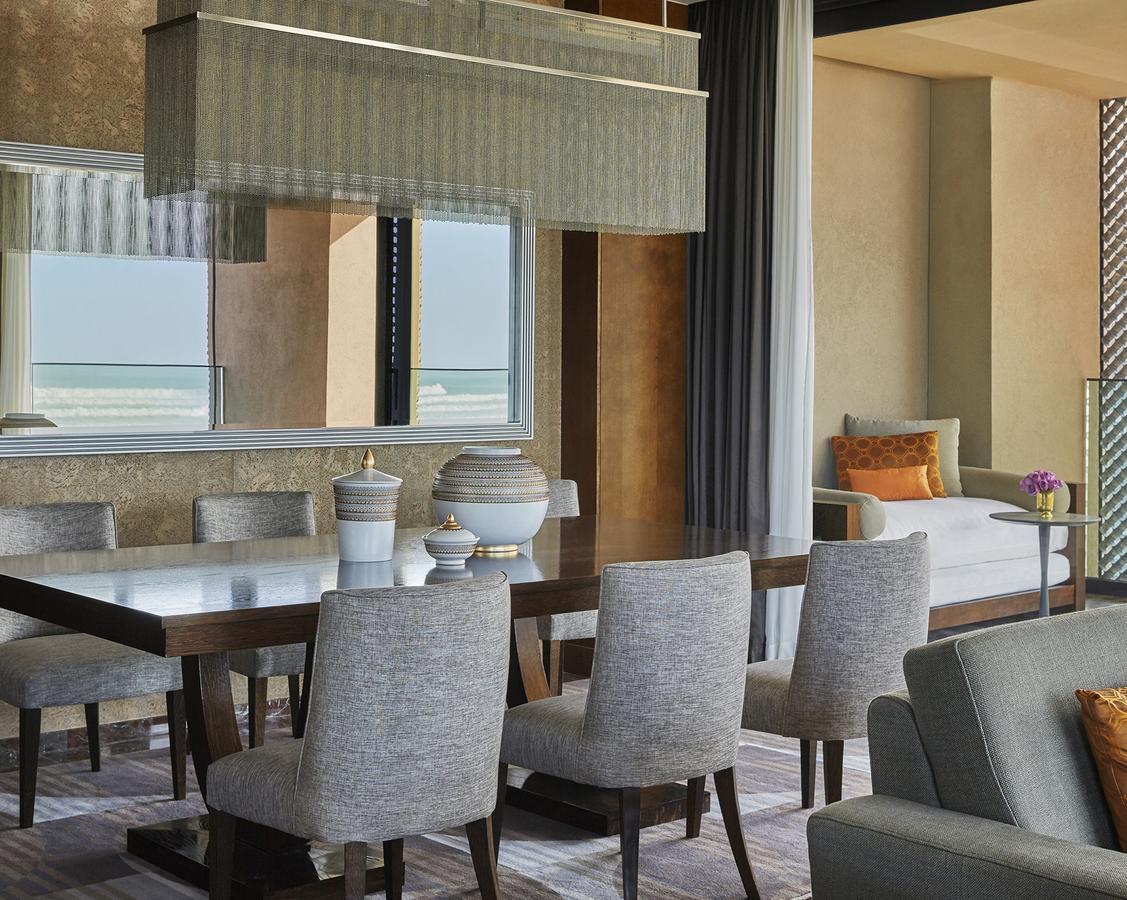 Four Seasons Hotel Касабланка Экстерьер фото A suite at the Ritz-Carlton, DIFC