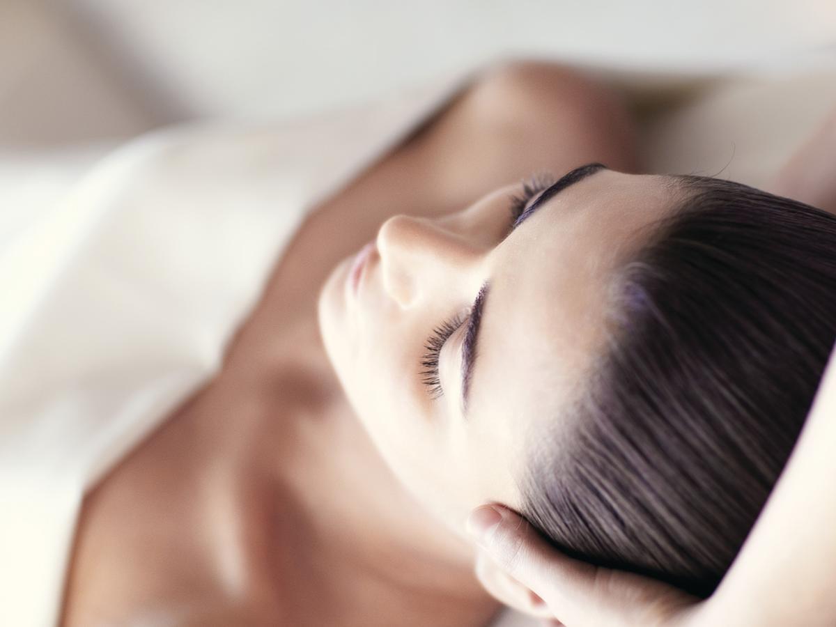 Four Seasons Hotel Касабланка Экстерьер фото A woman with her eyes closed